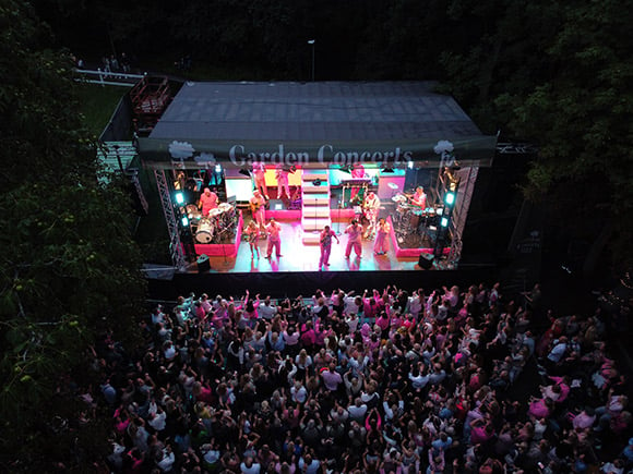 Sommarkvälls konsert i trädgården till Bjerreds stationsbyggnad med Sveriges störste artister