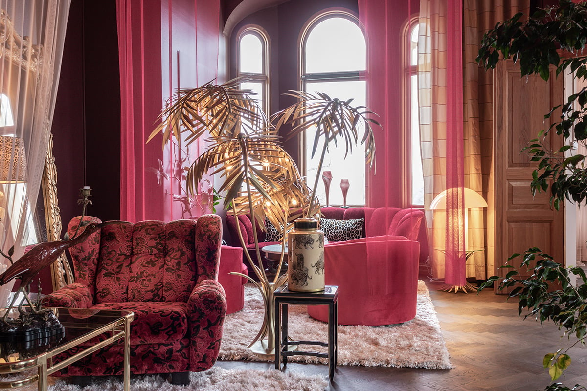 Ett smått magiskt rum på The Norrmans med inredning i rosa och guld och med en personlig känsla av lyx. 