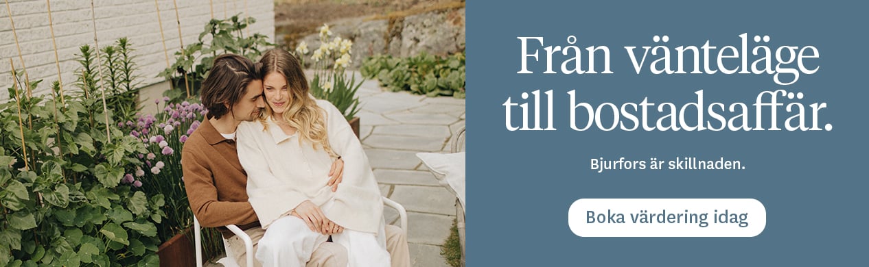 Banner med ett lyckligt par vid ett frukostbord: Klicka för att boka möte med mäklare