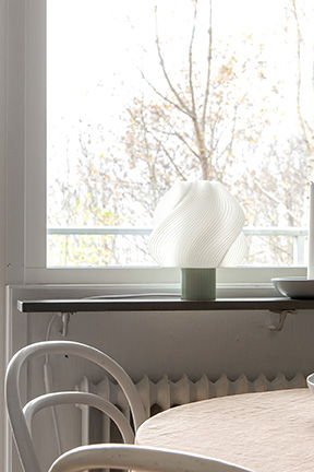 3D-printade bordslampan i organisk form från Crème Atelier.