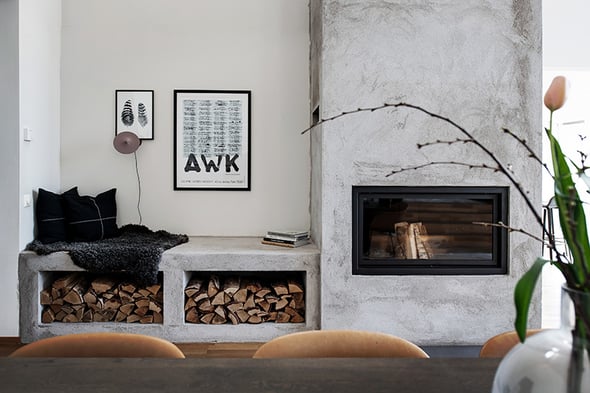 öppen spis med grå puts