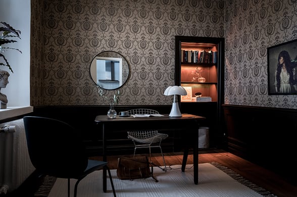 arbetsrum med medaljongtapet