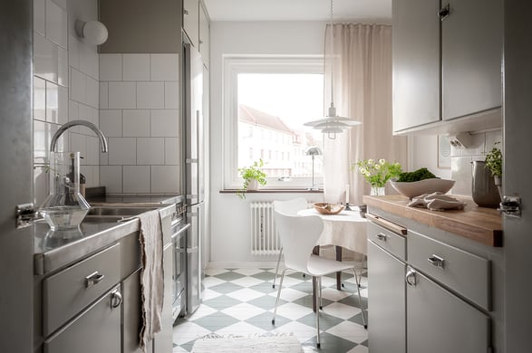 kök med rutigt golv