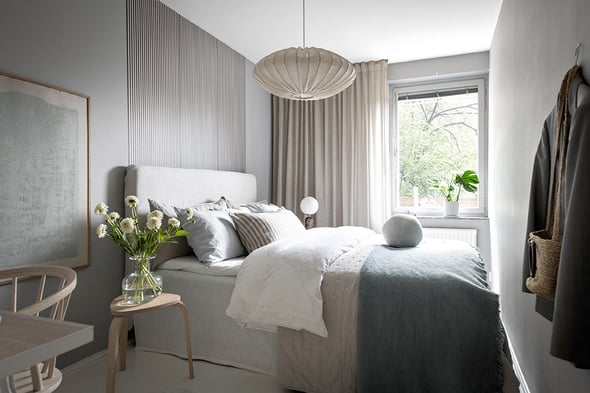 sovrum med randiga accenter