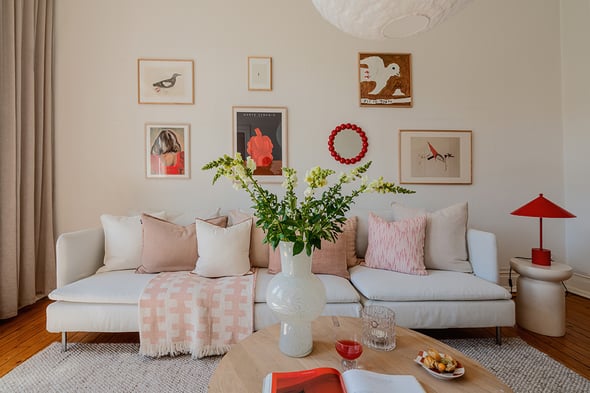 vardagsrum med soffa och röda accenter