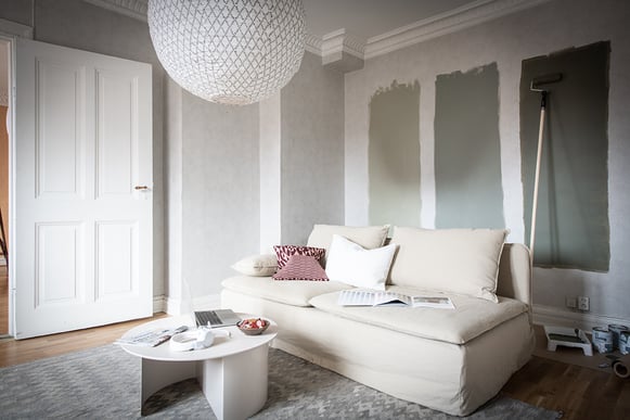 vardgsrum med färgprover på väggen