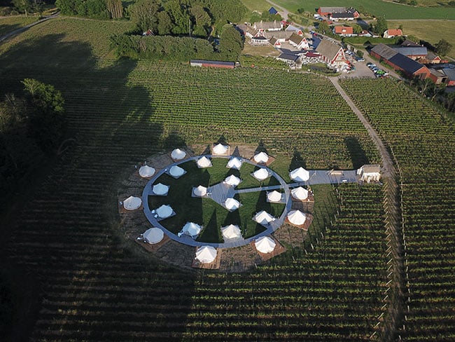 Tält för glamping, på Arilds vingård i Skåne. 