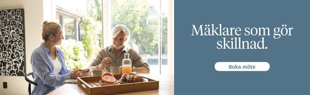 Banner med ett lyckligt par vid ett frukostbord: Klicka för att boka möte med mäklare