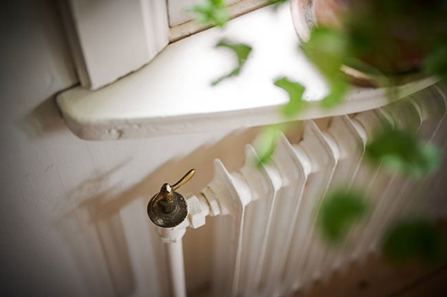 Element av äldre snitt under fönster, viktigt att se över för elförbrukning och energiklassning