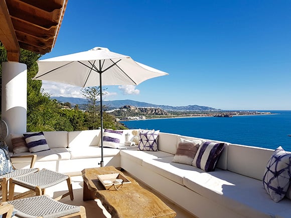 Bostad med balkong och havsutsikt i Spanien kan locka när du funderar på att flytta till Spanien