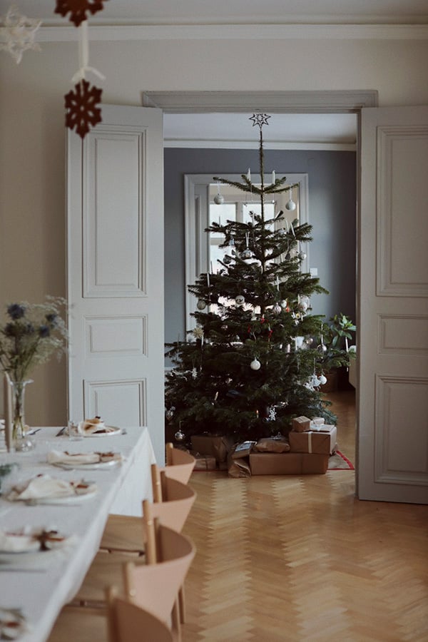 julgran med traditionell dekoration-1