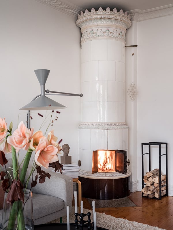 kakelugn med öppen eld