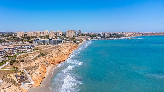 Köpa nyproduktion i Spanien: Sandstrand och blått hav i Costa Blanca, Spanien.