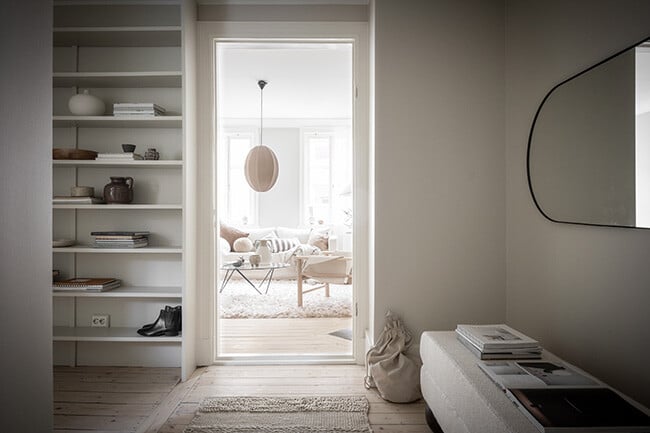 Fina ytskikt i hall och vardagsrum, viktigt att titta på vid lägenhetsvisning