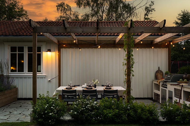 matplats och grill i skymning