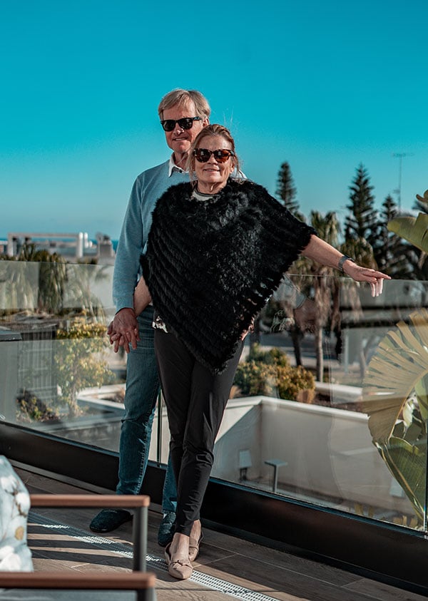 Nyproduktion Spanien. Hans och Lena står tillsammans i solen på sin stora takterrassen i sin spanska lägenhet
