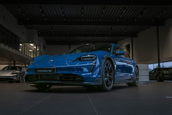 Porsche Taycan i blått. Taycan är Porsches första helelektriska modell