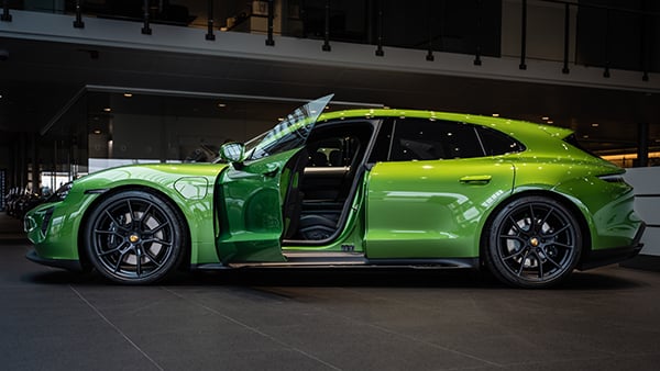 Sportiga och helelektriska Porsche Taycan i en lysande grön färg.