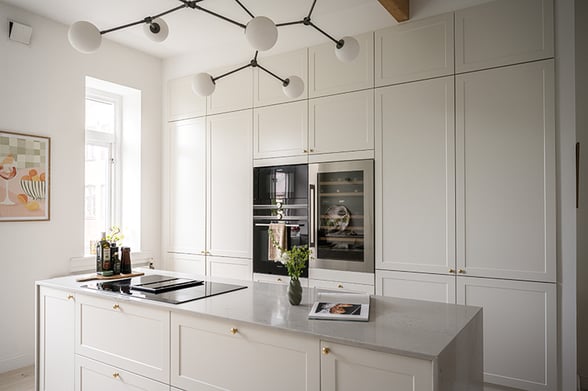 renoverat kök i neutrala kulörer