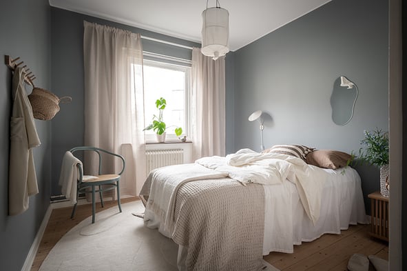 sovrum med gråblå vägga