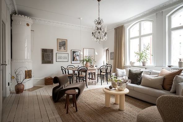 vardagsrum med fotölj i organisaka former