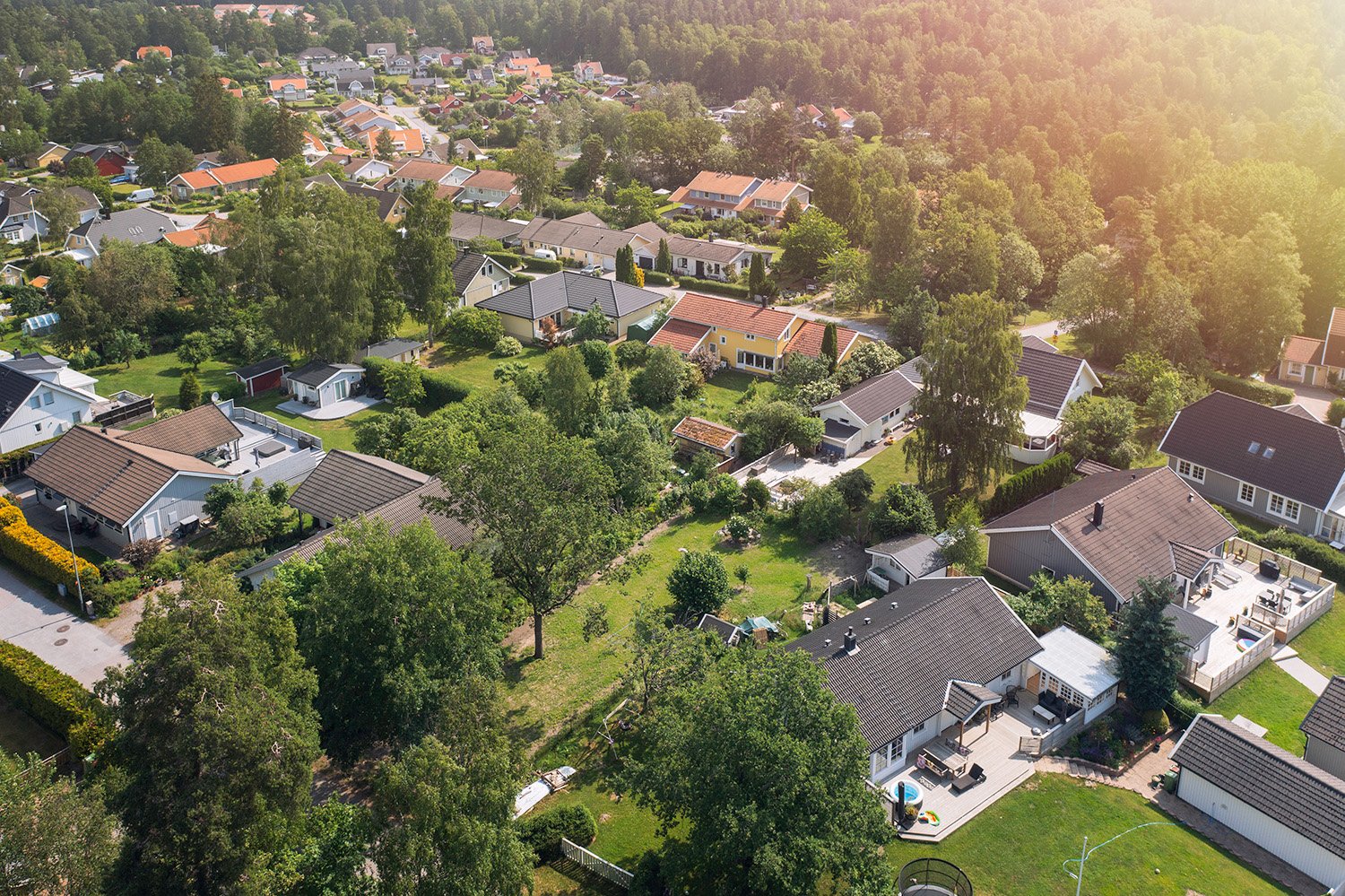 villaområde med grönskande trädgårdar