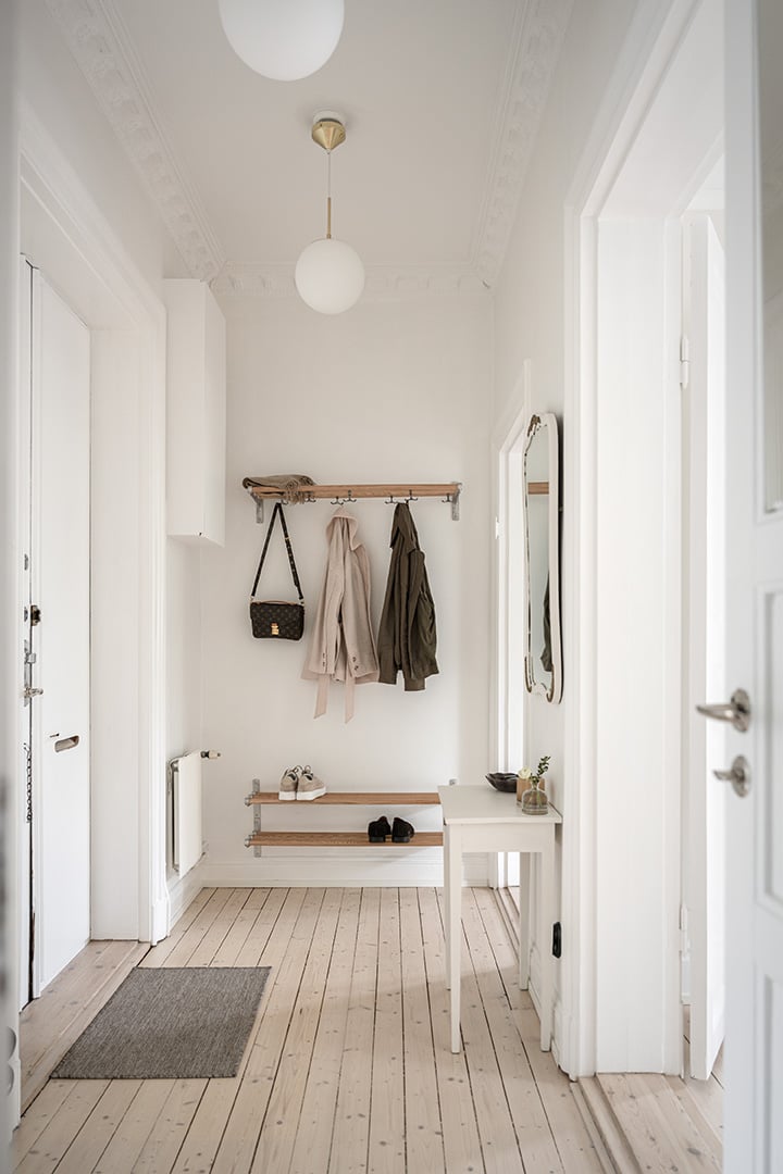 vitmålad hall med ljust trägolv