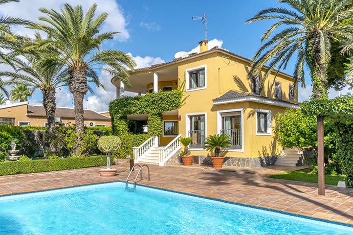 spansk villa med pool