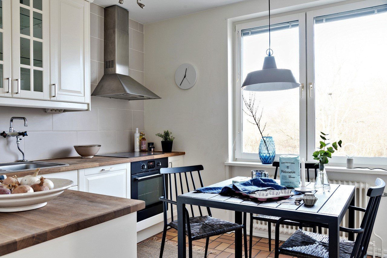 Homestaging före och efter – kök med fönster efter