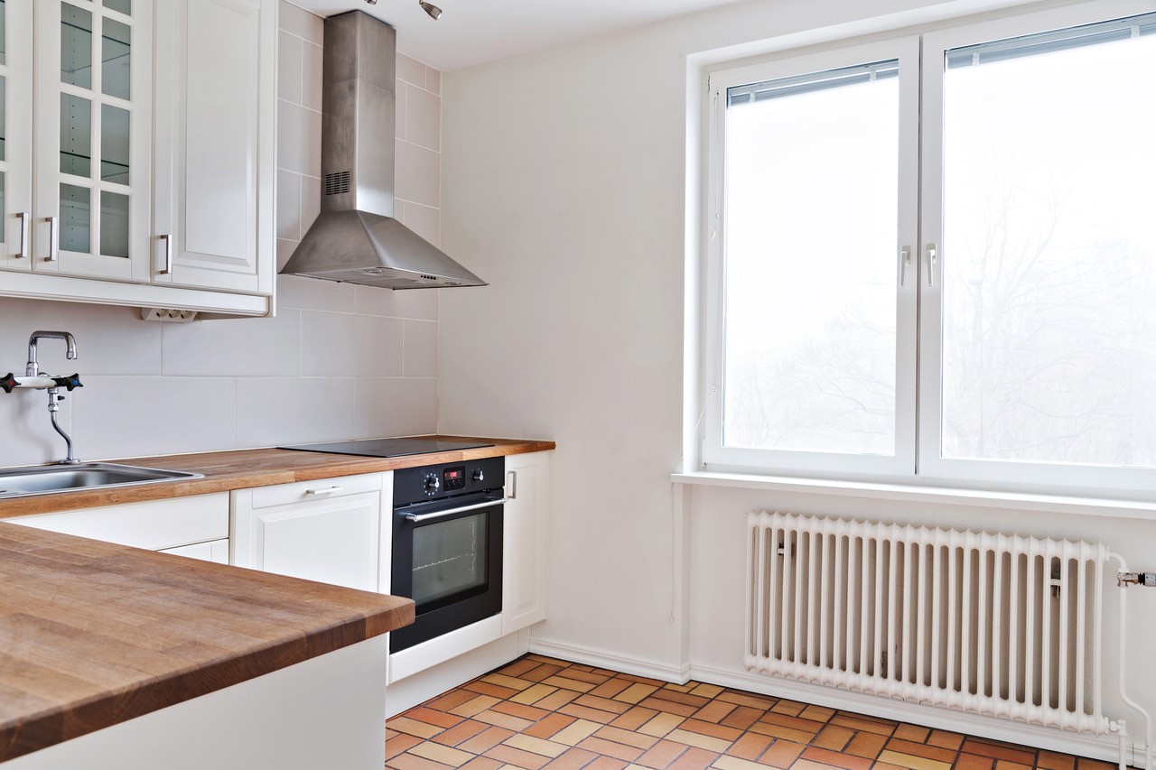 Homestaging före och efter – kök med fönster före